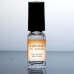 عطر ادکلن کپچر این امبر اِن وُییَژ پِرفیومز - Captured in Amber En Voyage Perfumes - بررسی، قیمت و خرید