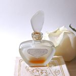 عطر ادکلن بلایی روزی رد کارنیشن - Белые розы - White Roses Red Carnation – Красная гвоздика - بررسی، قیمت و خرید
